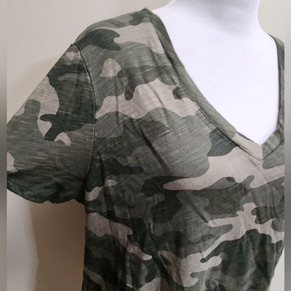 Old Navy EveryWear Green Camo V-Neck T-Shirt for Women Size Large - Picture 6 of 10